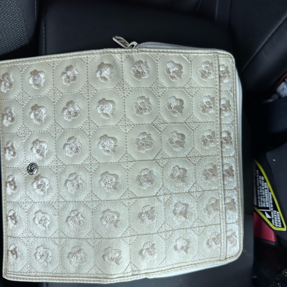 Elegant Cream Floral Clutch - Picture 3 of 3